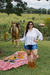 Camisa plus size branca com detalhes em laise.