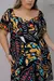Vestido plus size preto com estampa colorida, destacando folhas e flores em tons vibrantes.