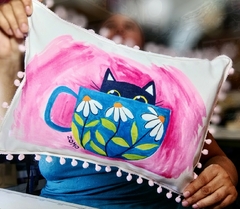 Almohadon decorativos (Gato en taza) - comprar online
