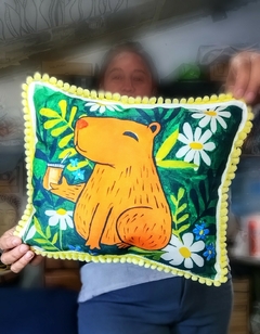 Almohadon decorativos (Carpincho tomando mate) - comprar online