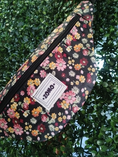 Riñonera XL (estampa florcitas sobre negro) en internet