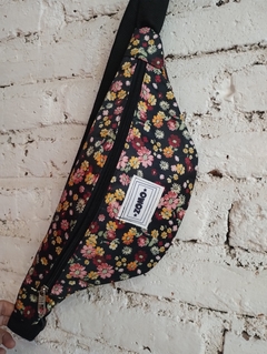 Riñonera XL (estampa florcitas sobre negro) - comprar online