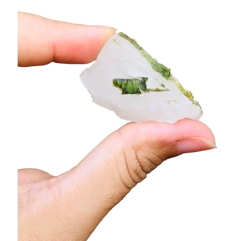 Turmalina Verde Cristalizada na Matriz de Quartzo Tamanho -P Tipo:#2- 27g / 4,1cm