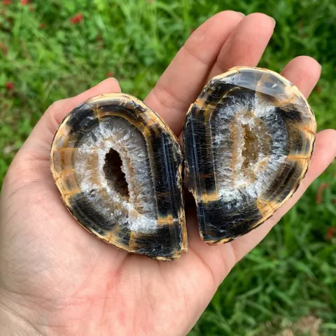 Par de Geodo Exclusivo com Cores Tigradas Raras e Cristalização Interna Ampla