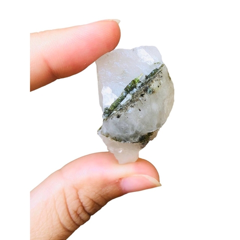 Turmalina Verde Cristalizada na Matriz de Quartzo Tamanho -P Tipo:#5- 18g / 3,5cm