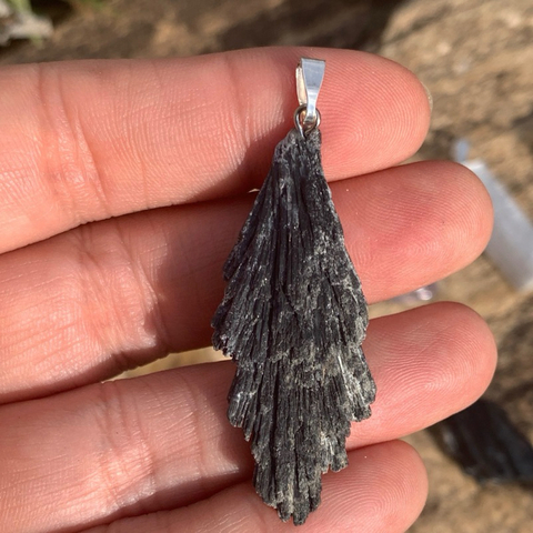 Pingente de Cianita Negra Pedras Brutas Naturais