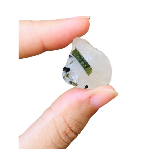 Turmalina Verde Cristalizada na Matriz de Quartzo Tamanho -P Tipo:#8- 9g / 2,6cm