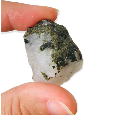 Turmalina Verde Cristalizada na Matriz de Quartzo Tamanho -P Tipo:#1- 19g / 3,2cm