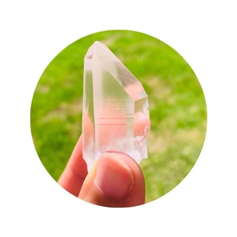 Ponta de cristal lemuriano com qualidade EXTRA, medindo entre 3 a 4 cm