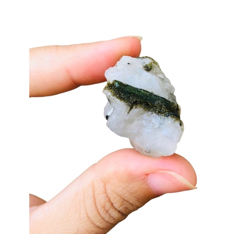 Turmalina Verde Cristalizada na Matriz de Quartzo Tamanho -P Tipo:#4- 20g / 3,4cm