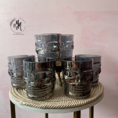 Vasos de whisky en vidrio negro