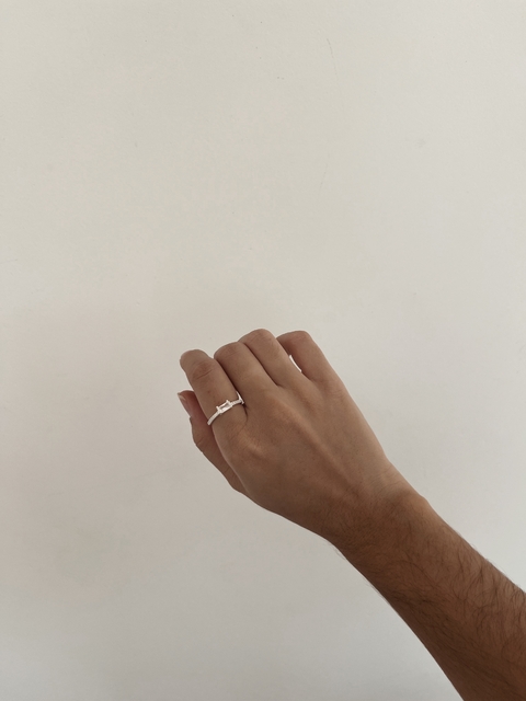 Anel solitário cravejado