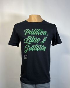 REMERA PÚBLICA LIBRE Y GRATUITA. NEGRA - comprar online