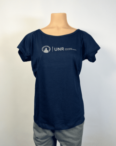 REMERA DE JERSEY ENTALLADA LOGO UNIVERSIDAD NACIONAL DE ROSARIO - comprar online