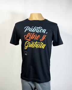 REMERA PÚBLICA LIBRE Y GRATUITA. NEGRA - TIENDA UNR