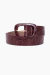 Cinto feminino de couro croco com fivela retangular encapada e pino dourado. Acessório elegante para compor looks.