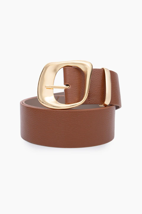 Cinto feminino largo em couro legítimo com fivela dourada quadrada em metal Zamak, disponível em diversas cores clássicas.