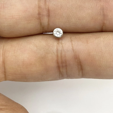 Piercing de furo ponto de luz