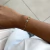 Pulseira coracao e corrente dourada na internet