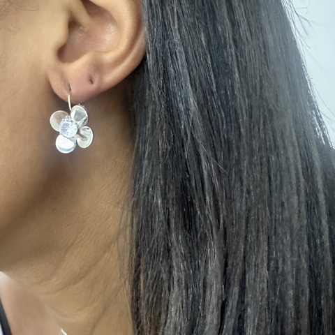 Brinco gancho flor strass