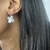 Brinco gancho flor strass
