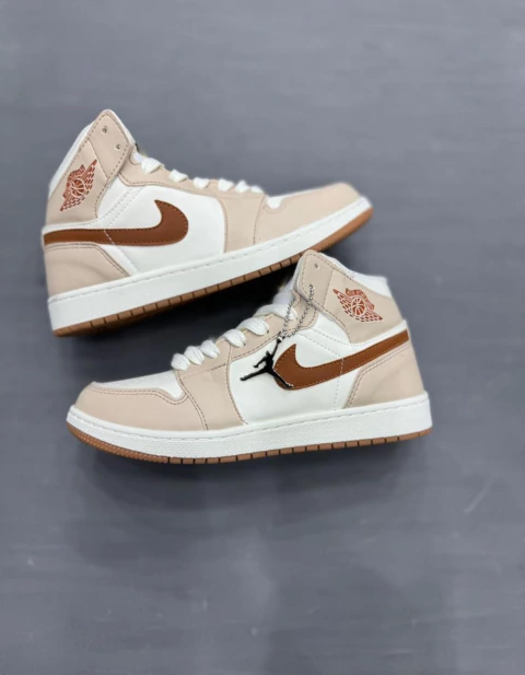 NIKE JORDAN CANO ALTO BEGE