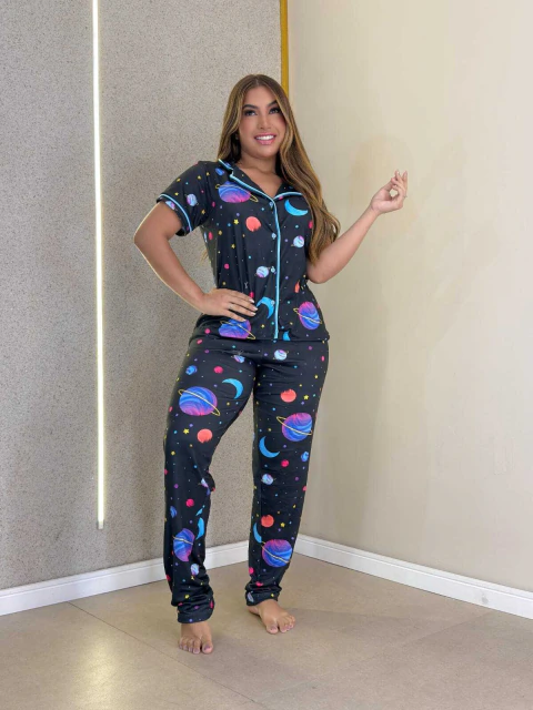 Pijama Americano de Suede Estampa de Planetas e a Galáxia