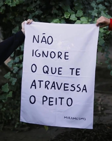 Bandeira Não ignore o que te atravessa o peito - comprar online