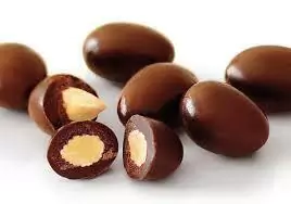 Drágea de amêndoas com chocolate ao leite