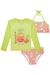 Conjunto de blusa e biquíni em malha elástica colorida, com proteção UV 50+, apresentando estampas de abacaxi e frutas.