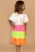 Menina sorrindo usando um vestido de cotton e tule com estampa de borboletas em cores vibrantes.