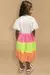 Vestido em cotton e tule com estampas de borboletas, em tons vibrantes de rosa, verde e laranja, visto por uma menina de costas.