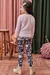 Menina de costas usando um blusão rosa de tricot e legging estampada com flores e animais.