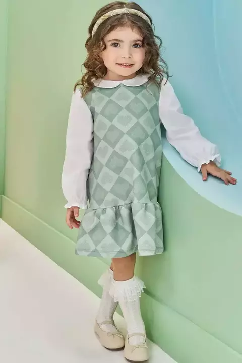 Vestido em Fly Tech e Tricoline Kukiê para bebê menina, em tom verde, com detalhes em losangos e mangas bufantes brancas.