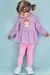 Conjunto de bata lilás com estampa de boneca e calça legging rosa com corações, usado por uma menina pequena.