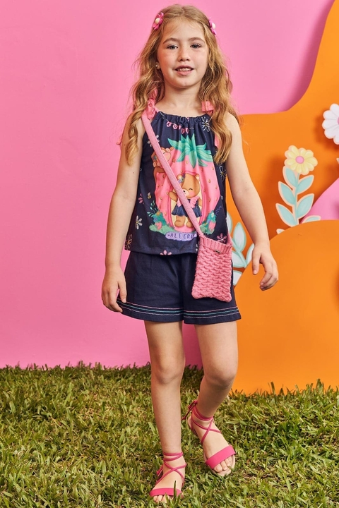 Conjunto infantil composto por blusa boxy e shorts em malha fresh, com uma bolsa em tricô, modelagem divertida e estampa colorida.