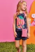 Menina usando conjunto infantil com blusa boxy e shorts em malha fresh, segurando uma bolsa de tricô rosa.