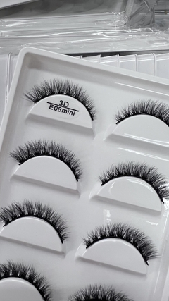 CARTELA COM 5 PARES DE CILIOS POSTICOS - MODELO E08 mini