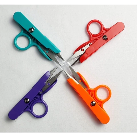 TESOURA DE ARREMATE CABO PLASTICO COM DEDO