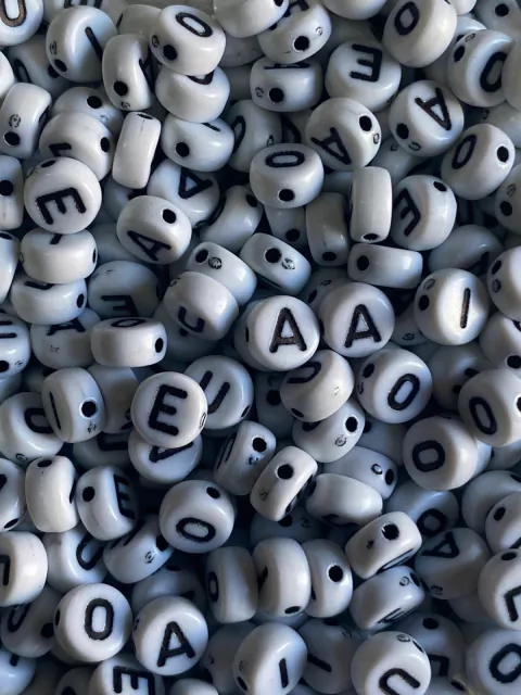 Miçanga Entremeio Vogais Redonda Branca Com Letra Preta 6mm