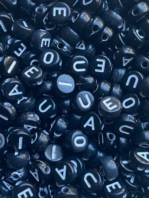 Miçanga Entremeio Vogais Redonda Preta Com Letra Branca 6mm