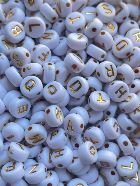 Miçanga Alfabeto Entremeio Letras Redonda Branca Com Letra Dourada 6mm - comprar online