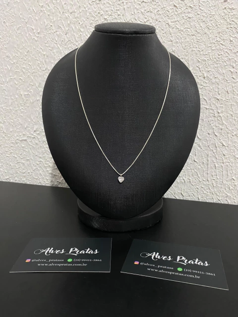 Gargantilha com Pingente Coração Branco 45cm - comprar online