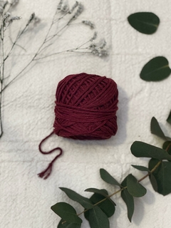 HILO DE ALGODÓN DE 20 HEBRAS X UNIDAD, COLOR BORDO