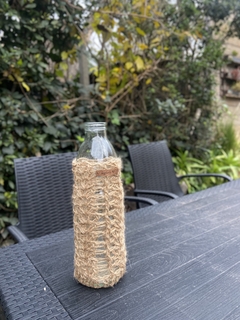 Botella con funda tejida en crochet - comprar online
