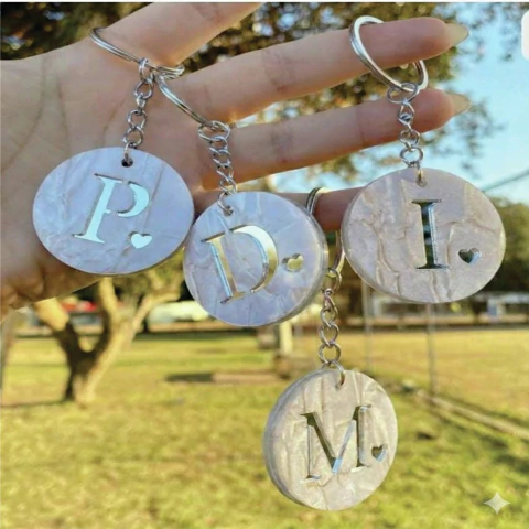 Chaveiro Acrílico Letra 45mm | Prata Espelhado e Madrepérola