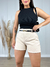 Shorts alfaiataria nude com cinto preto