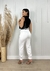 Calça cenoura branca com cinto preto - comprar online