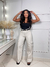 Calça jeans wide leg cor off modelo cargo na internet