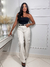 Calça jeans wide leg cor off modelo cargo
